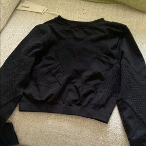 Black Cropped top . New magnlens size xs.